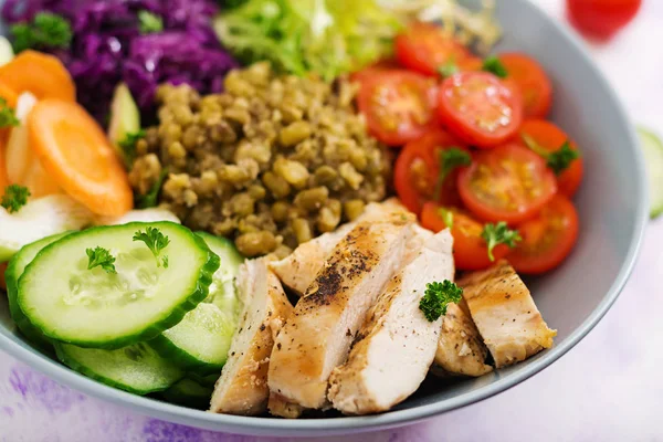 Healthy salad with chicken — Stock Photo, Image