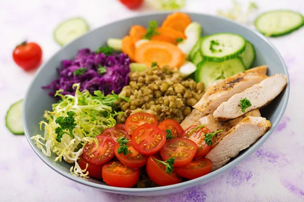 Gesunder Salat mit Hühnchen — Stockfoto