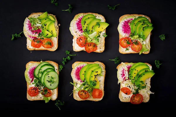 Веганские сэндвичи с авокадо — стоковое фото