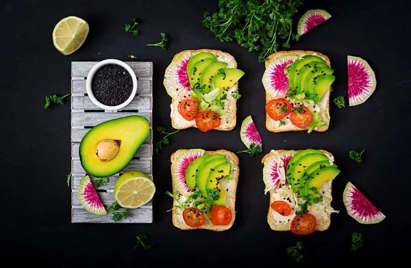 Panini vegani con avocado — Foto Stock