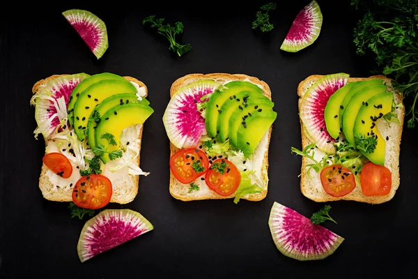 Sandwiches veganos con aguacate —  Fotos de Stock