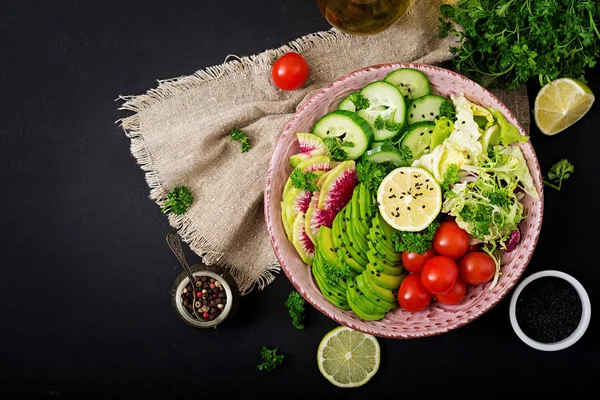 Veganer Salat mit frischem Gemüse — Stockfoto