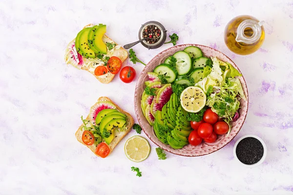 Veganer Salat mit frischem Gemüse — Stockfoto