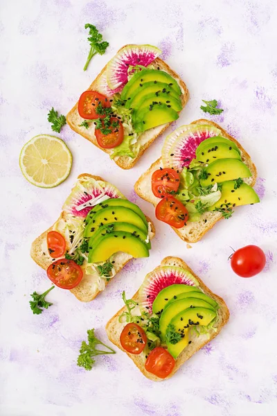 Vegane Sandwiches mit Avocado — Stockfoto