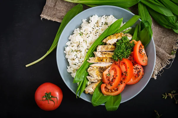 Ensalada saludable con tomates y arroz — Foto de Stock