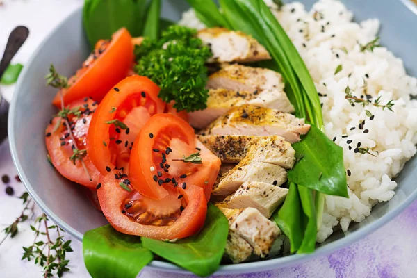 Здоровый салат с курицей — стоковое фото