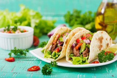 sığır eti tacos domates sosu ve salsa ile