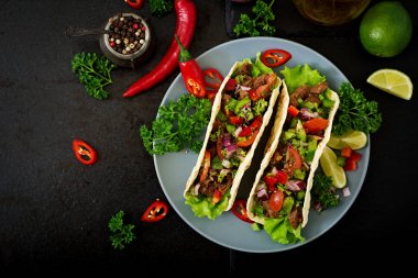 sığır eti tacos domates sosu ve salsa ile