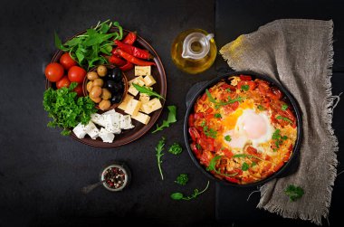 Kızarmış yumurta ile sebze shakshuka