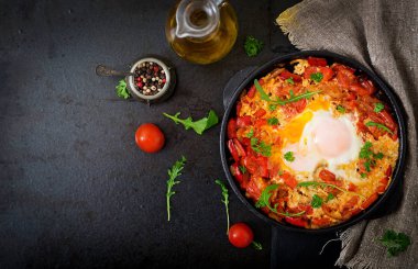 Kızarmış yumurta ile sebze shakshuka
