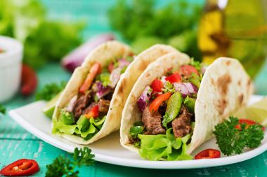 sığır eti tacos domates sosu ve salsa ile