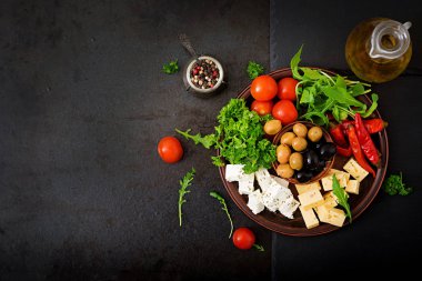  Zeytin peynir ve sebze yemek tabağı