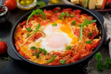 Kızarmış yumurta ile sebze shakshuka