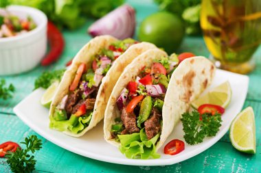 sığır eti tacos domates sosu ve salsa ile