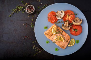 Tabakta domates ile pişmiş somon