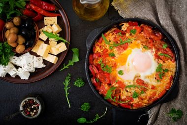 Kızarmış yumurta ile sebze shakshuka