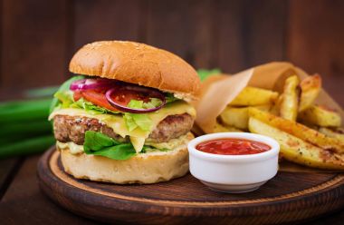 Patates kızartması ve soslu hamburger.