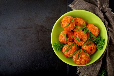 Bir kapta tavuk köfte