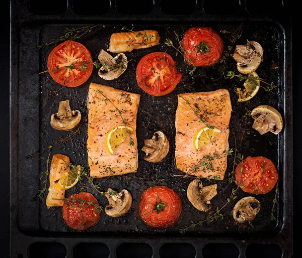 Filetto di salmone al forno con pomodori — Foto Stock