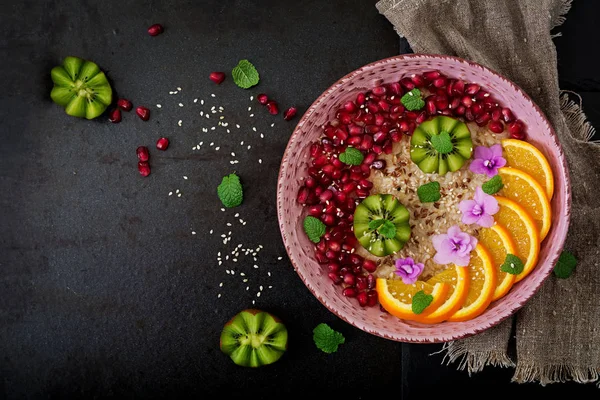 Grøt med frukt av havregrøt – stockfoto