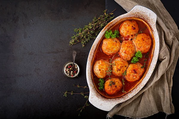 Kuřecí masové kuličky v tomatové omáčce — Stock fotografie