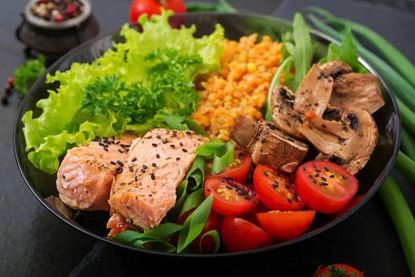 Salmão com cogumelos de tomates e ervas — Fotografia de Stock