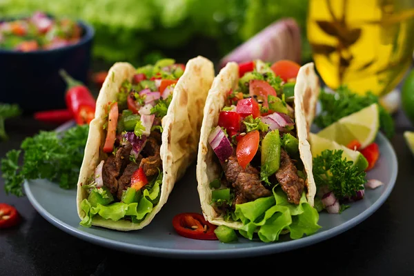 Βόειο κρέας tacos με τη σάλτσα ντομάτας και salsa — Φωτογραφία Αρχείου