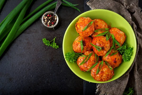 Albóndigas de pollo en tazón —  Fotos de Stock