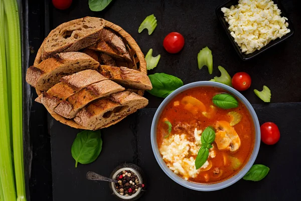 Soupe de tomate épaisse avec boeuf haché — Photo