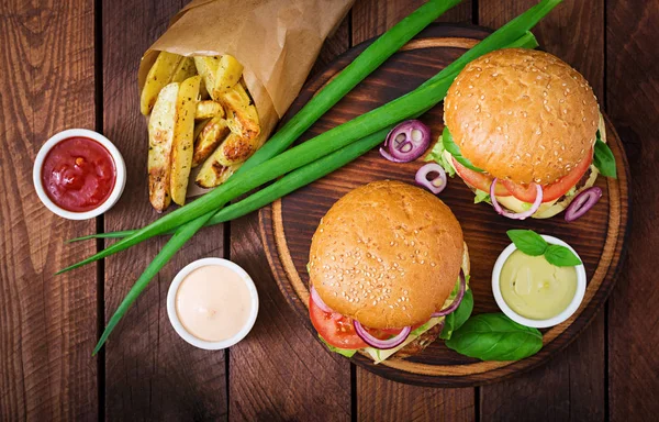 Két marha hamburgerek, sült krumpli — Stock Fotó