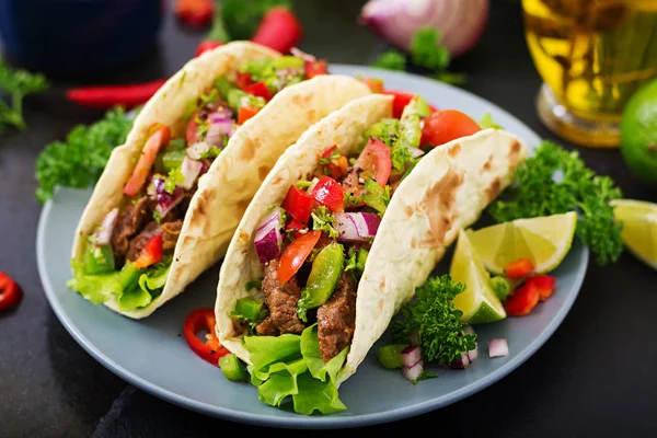 Βόειο κρέας tacos με τη σάλτσα ντομάτας και salsa — Φωτογραφία Αρχείου