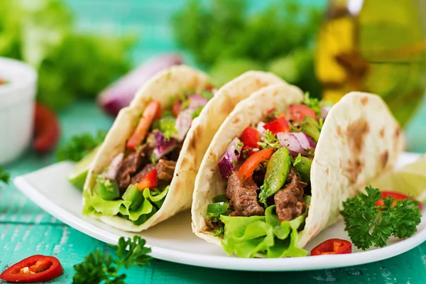 Biff tacos med tomatsås och salsa — Stockfoto