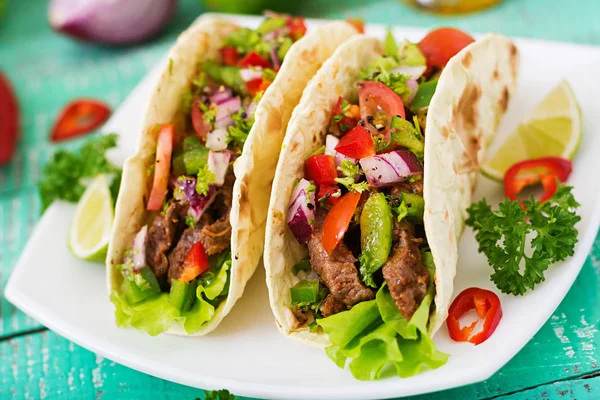 Βόειο κρέας tacos με τη σάλτσα ντομάτας και salsa — Φωτογραφία Αρχείου