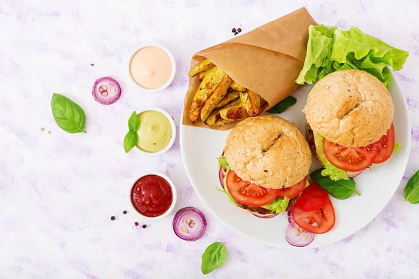 Deux burgers de bœuf aux frites — Photo