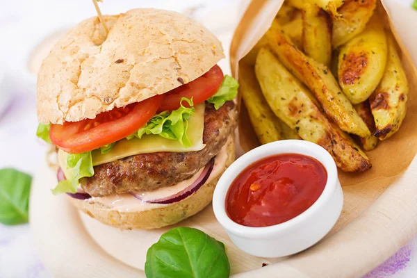 Hamburger sült krumplival és szósszal — Stock Fotó