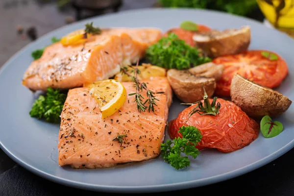 Baked salmon with tomatoes on plate — Stock Photo, Image