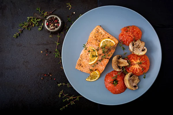 Salmone al forno con pomodori sul piatto — Foto Stock