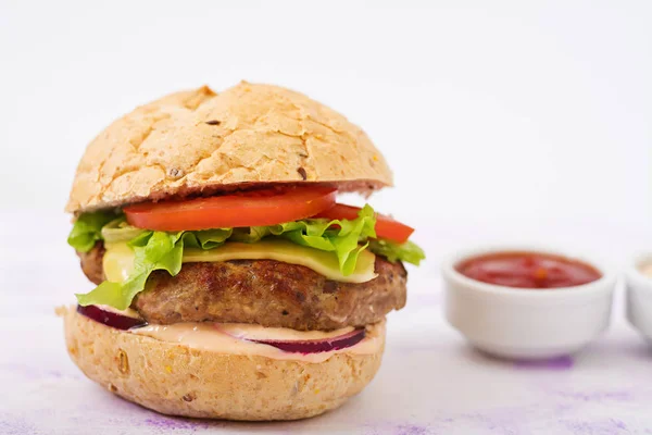 Beef burger with tomato and cheese — Stock Photo, Image