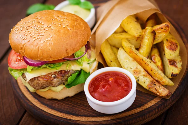 Hovězí burger s hranolkama — Stock fotografie