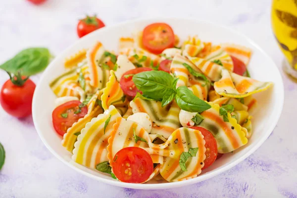 Pasta Farfalle Salat mit Tomaten — Stockfoto