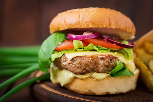 Marha burger sajtot paradicsommal és hagymával — Stock Fotó