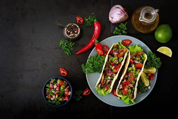Tacos de bœuf avec sauce tomate et salsa — Photo