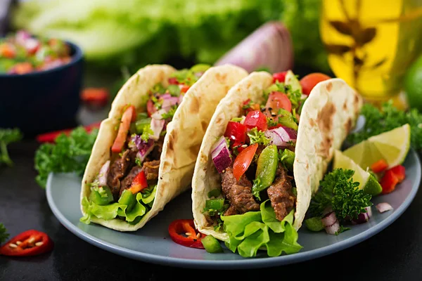 Tacos di manzo con salsa di pomodoro e salsa — Foto Stock