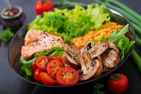 Salmão com cogumelos de tomates e ervas — Fotografia de Stock