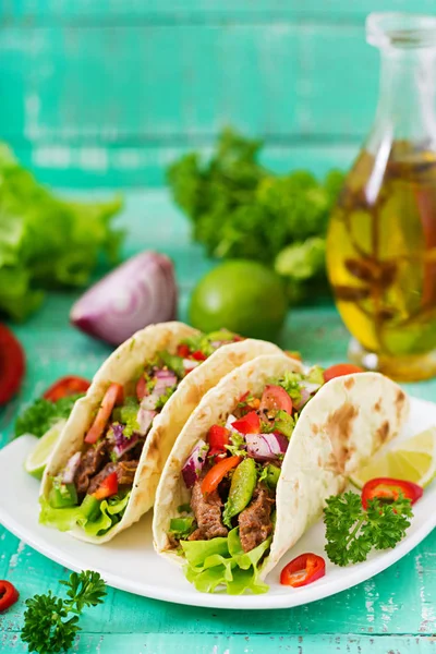 Tacos de carne com molho de tomate e salsa — Fotografia de Stock