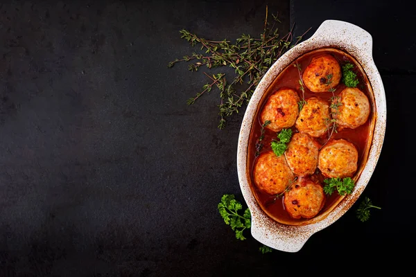 Almôndegas de frango em molho de tomate — Fotografia de Stock