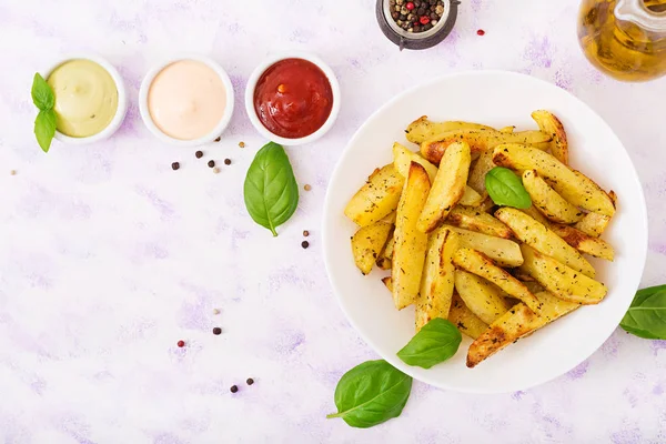 Ruddy bakad potatis med såser — Stockfoto