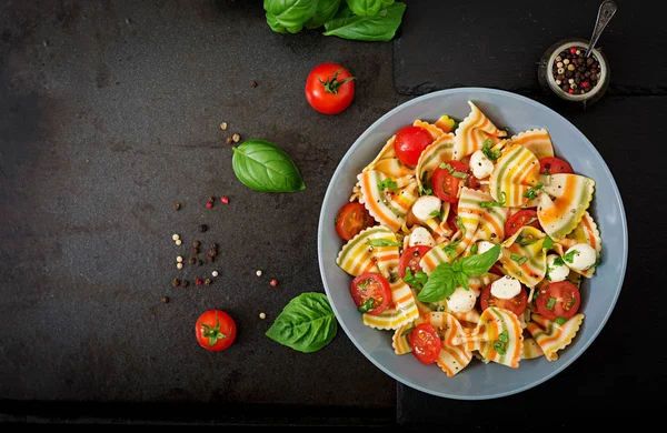 Pasta farfalle sallad med tomater — Stockfoto