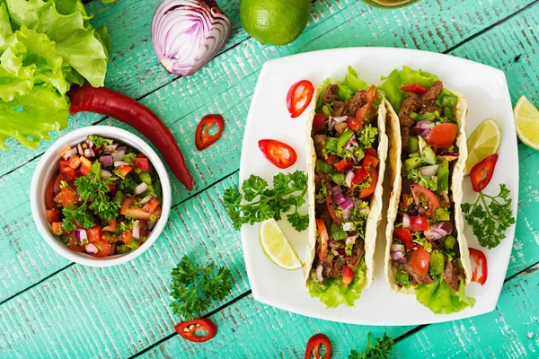 Tacos di manzo con salsa di pomodoro e salsa — Foto Stock