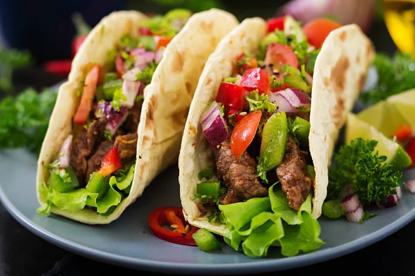 Tacos de carne com molho de tomate e salsa — Fotografia de Stock